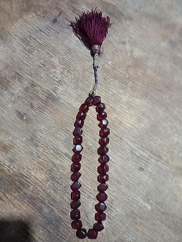 Orjinal təsbeh - Material: tünd qırmızı rəngli şüşə/plastik tipli lalafo.az -da Orjinal təsbeh - Material: tünd qırmızı rəngli şüşə/plastik tipli