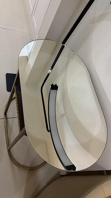 Müasir tağlı döşəmə lampası funksional yan masası və jurnal rəfi ilə