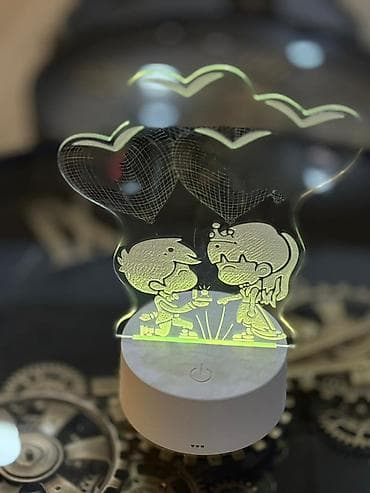 Süni güllər: 3D LED masa lampası – Romantik dizayn - Akrilik lövhədə oyma fiqur — 3