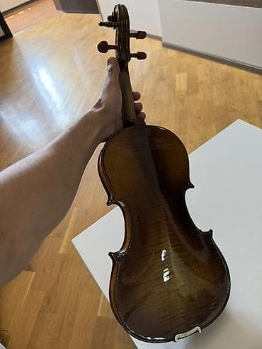 Məhsul: Klassik skripka (4/4 tam ölçü) Təsvir: - Korpus: Alovlu
