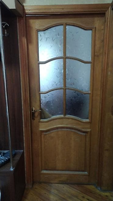 Temiz sam agacidi.4 eded otaq qapisi 2 eded hamam tualet qapisi.Evde