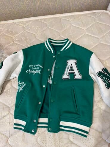 Pencəklər: Varsity stilində kollec gödəkcəsi - Rəng: yaşıl gövdə, ağ qollar; — 1