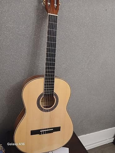 musiqi aleti: Klassik gitara. Dəmir simlər. Gitaranı 180 manata almışdım, indi — 3