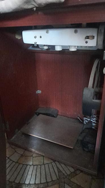 Mebel tipli tikiş maşını korpusu və mexanizmləri - Ağır, taxta şkaf