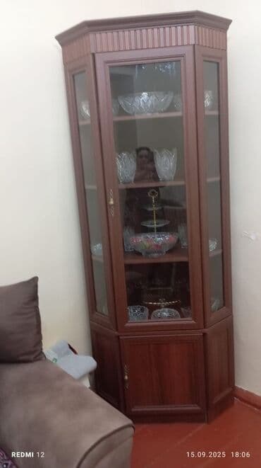 yuk qaldiran kranlar: Şüşəli dolab vitrini — 1