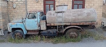 Bu, mavi kabinəli və paslı şassi elementləri olan köhnə tipli yük