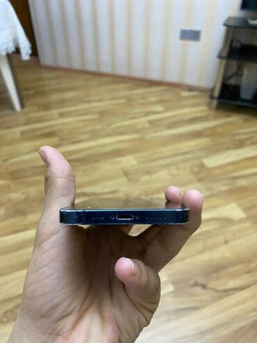 Tesla: IPhone 13, Mavi, Qırıq — 4