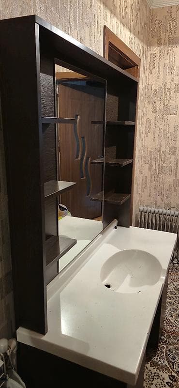 berber mebeleri: Yeni mebeldi istifadə olunmayıb 2ədəd güzgülü bərbər mebelidi — 1