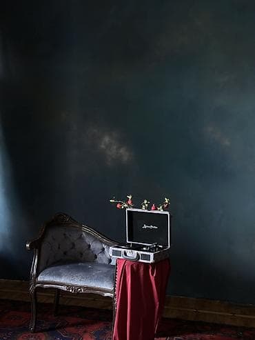 етажерки за книги: Kompakt kökçə formalı vinil pleyerlər – retro dizaynlı, portativ və — 4