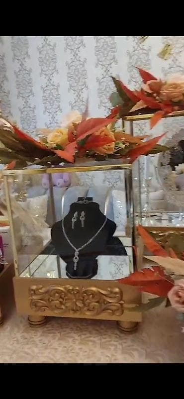 paltar asılqanı: Zərif naxışlı qızılı,içigüzgülü ikinci əl xonça seti satılır.Az — 3