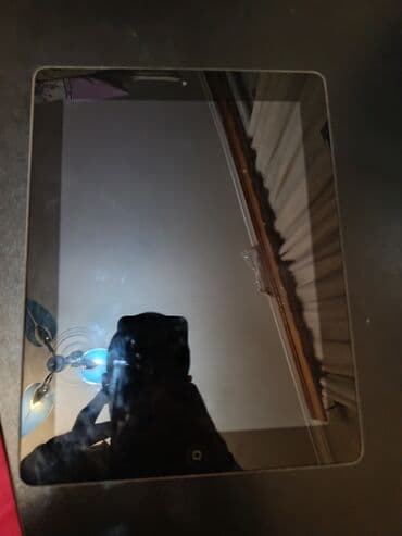 ipad 3: Gümüş rəngli, Apple loqosu olan iPad Air planşeti. Planşetin arxa — 2