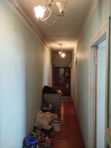 şirvan əmlak az: 5 mertebeli binanin 4 mertebesinde 3 otaqli menzil satilir. Senedleri — 3