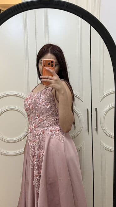 BMW: Solğun çəhrayı rəngdə, uzun ziyafət/libas geyim. - Üst hissə qabarıq — 2