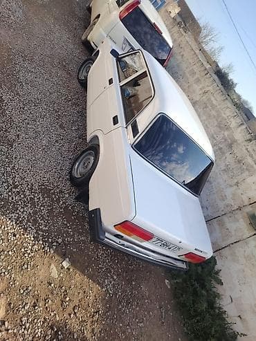 Hec bir problemi yoxdu Lada 2107, ağ rəngli sedan. Arxa tərəfdə “LADA — 2