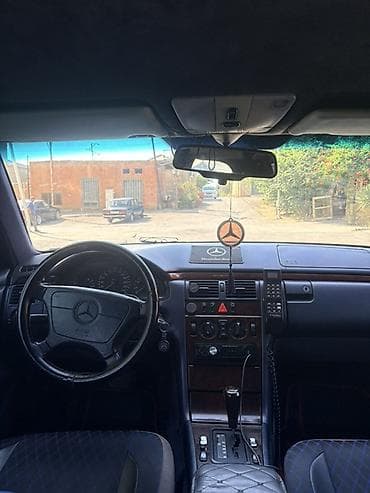 ford satış: Mercedes-Benz E‑Class (W210) sedan - Gövdə: 4 qapılı sedan, gümüşü — 9