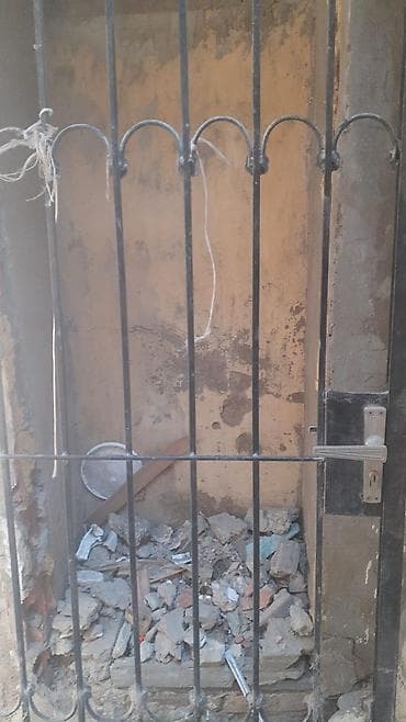 binə emlak: Dəmir barmaqlıqlı kiçik anbar/nişa satılır. Xüsusiyyətlər: - Qapı — 1