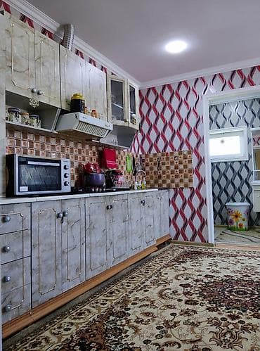 baki kiraye: Geniş və işıqlı ev interyeri təqdim olunur: - Böyük zal: Uzun masa və — 5
