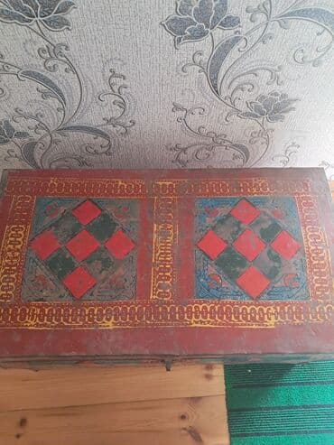 paltar qurutmaq ucun asilqan: Əl naxışlı taxta sandıq - Material: bərk taxta, üstü əl işi rəngli — 1