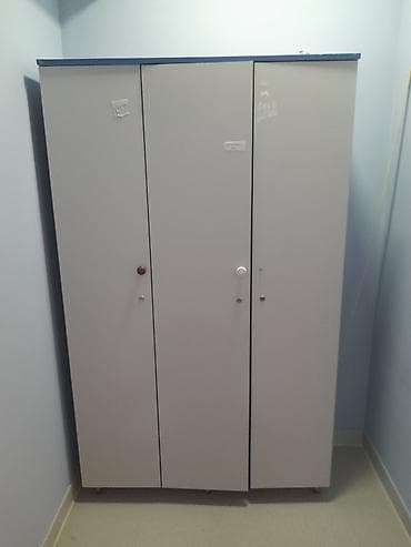 paltar asılqan: 3 qapılı paltar şkafı - Material: laminat (ağ rəngli səth, kənarları — 2