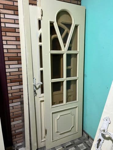 ev qaplsl: Ağ rəngdə, şüşəli daxili otaq qapısı. Qapının yuxarı hissəsində — 3