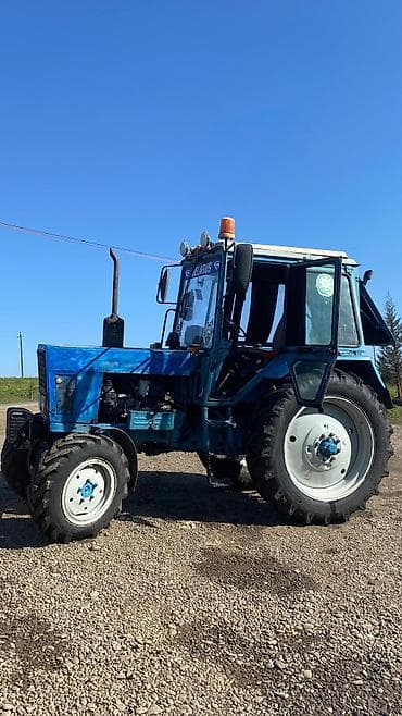 masin salonu: Belarus MTZ traktoru - Rəng: mavi, kabinli versiya - Ön və arxa iri — 1