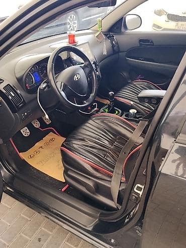 Hyundai i30 hatchback – qara rəng, AZ nömrə nişanı 77-SC-848. Şəhər