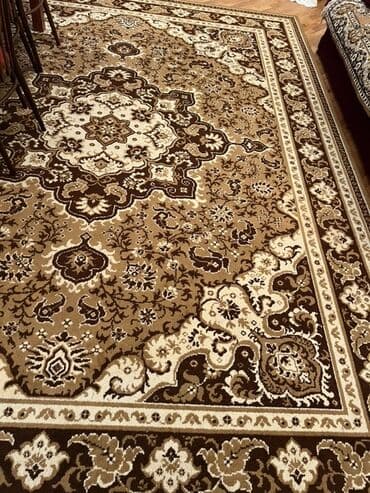 ковролин баку цены: Klassik üslubda, qəhvəyi-bej tonlarında naxışlı xalça. Mərkəzdə iri — 1