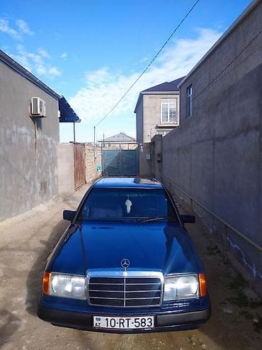 Mercedes-Benz E 300: 3 l | 1992 il Sedan — 4