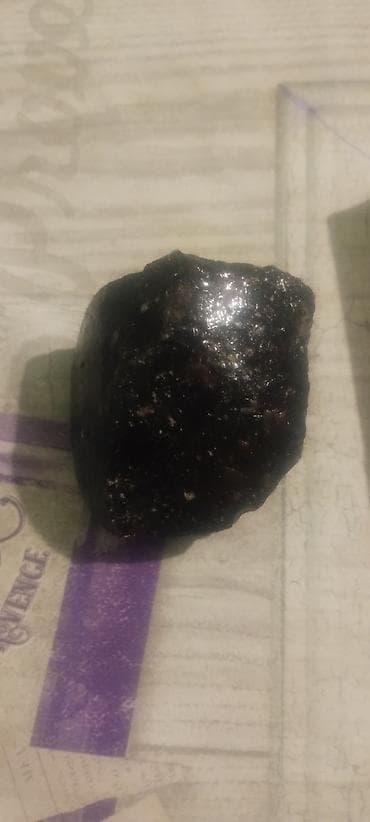 boydan guzgu: Qara mineral daş nümunəsi - Tünd qara rəngli, metalik parıltılı təbii — 1