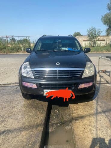 aqrar kend teserrufati texnika traktor satış bazari: Tünd rəngdə SsangYong Rexton SUV modeli, dam relsləri ilə təchiz — 1