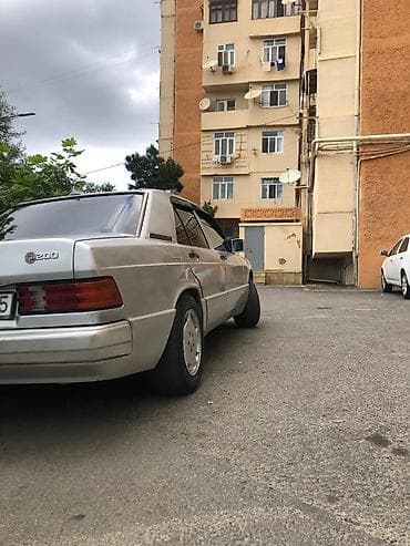 Mercedes-Benz 190: 2 l | 1992 il Sedan