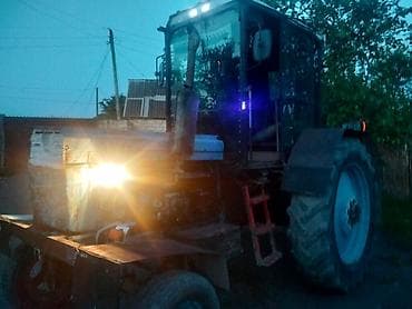 Traktor və qoşqu - Güclü təkərləri və geniş kabinli kənd təsərrüfatı