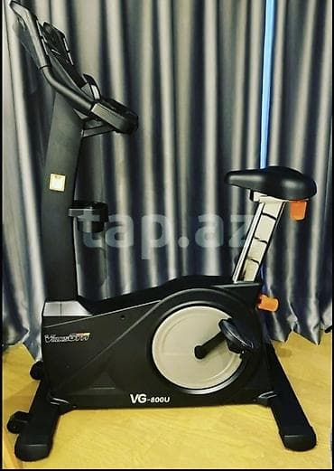 Vigor GYM VG-800U velosiped trenajoru. Qara rəngdə olan bu trenajor