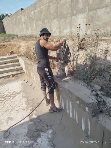 icare avtomobil qalmaq serti ile: Səssiz tozsuz səliqəli kəsim. Beton katlavan monolit kubik — 2