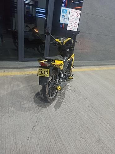 Sarı-qara rəngli şəhər tipli motosiklet/skuter (underbone dizayn) — 2