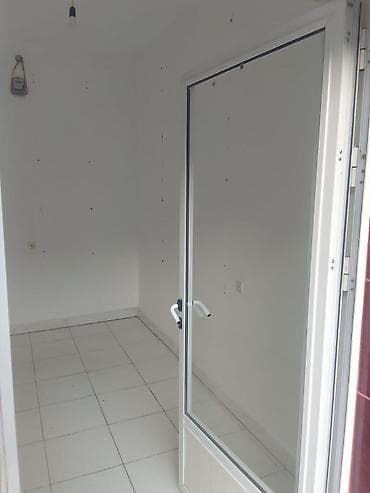 Kiçik ticarət/biznes sahəsi – vitrinli giriş qapısı ilə - Sahə: tək — 1