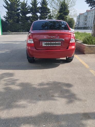 LADA sedan – qırmızı rəngdə, 4 qapılı. Arxa görünüş: ağ LED‑tipli arxa