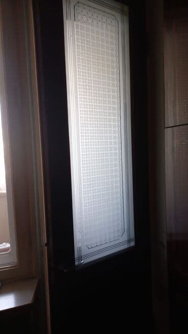 Təmiz taxtadan ürəzi palirovkalı, yuxarısı şüşəli iki ədəd oxşar qapı