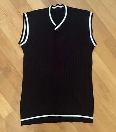 Qara trikotaj jilet - Rəng: qara, ağ kontrast zolaqlı haşiyələr -