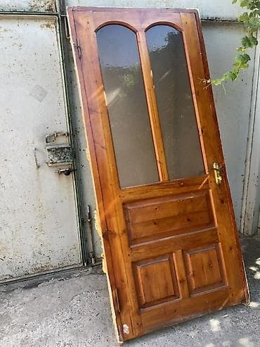 Taxta şüşəli qapılar- 4 ədəd. Səliqəli, yaxşı vəziyyətdədilər. Birinin — 8
