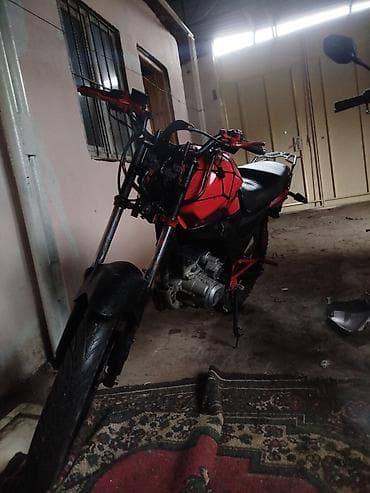 Motosiklet – yol/naked tərzi - Rəng: qırmızı-qara - Yanacaq: benzin -