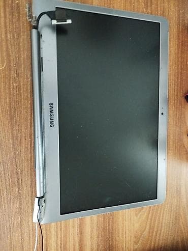 Samsung: Samsung noutbukun monitoru - Ekran: təxminən 10–11 düym, geniş — 2