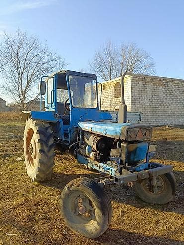 trator 80: Mavi rəngli təkərli kənd təsərrüfatı traktoru - Kabinəli, ön şüşələri — 5