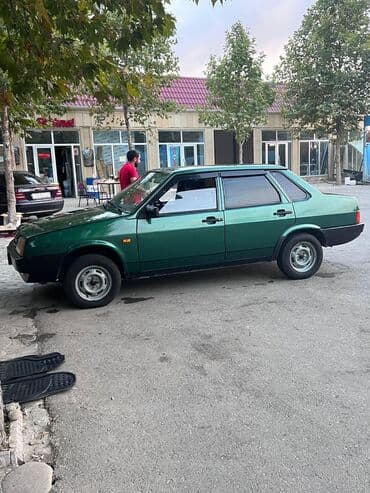 запчасти на форд фокус 1: Yaşıl rəngli dördqapılı Lada Samara avtomobili gündəlik istifadə üçün — 3