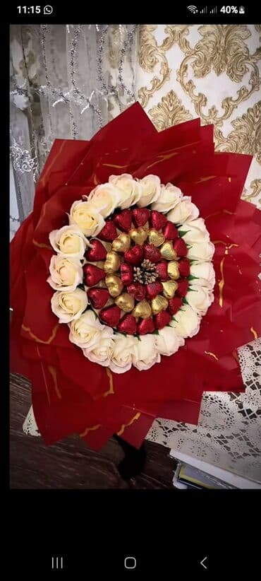 подарок любимому на 14 февраля: Şokoladlı güllər buketi - Mərkəzdə qızılı folqa ilə bükülmüş ürək — 2