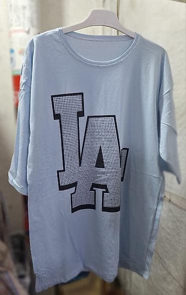 Kişi geyimləri: Qadın üçün qrafik printli T‑şört kolleksiyası - Model: oversize — 3