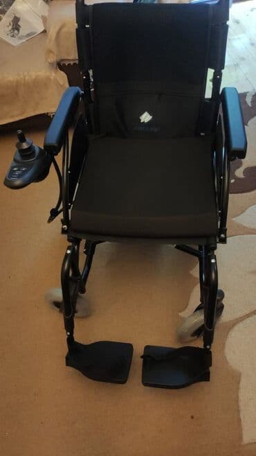 təkərli oturacaq: Elektrikli əlil arabası istifadəçiyə asan hərəkət imkanı təmin edir — 1