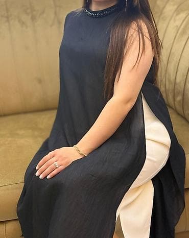 kofta modelleri: Qara rəngli, rahat kəsimli şifon maxi paltar. - Model: qolsuz — 2