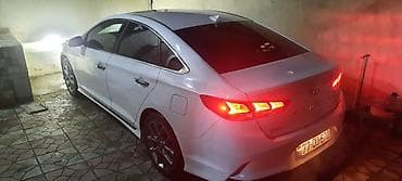 panel satış: Hyundai Sonata – ağ rəngli, sedan kuzovlu. Şık və aerodinamik dizayn — 2
