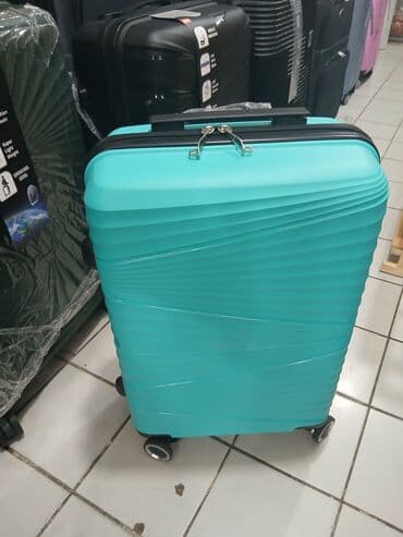 женские пластиковые чемоданы: Müxtəlif rənglərdə və ölçülərdə mövcud olan səyahət çemodanları. Bu — 11